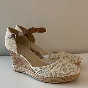 APT.9 Cover Lace Wedge Sandals